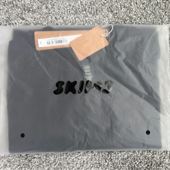 SKIMS Tops - SKIMS New Vintage Cropped Raglan T-Shirt Washed Black Onyx XS